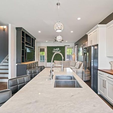 King Bed, Balcony, Covered Patio & Firepit! 8 Minutes From Broadway Νάσβιλ Εξωτερικό φωτογραφία