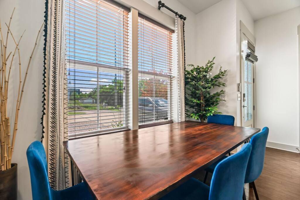 King Bed, Balcony, Covered Patio & Firepit! 8 Minutes From Broadway Νάσβιλ Εξωτερικό φωτογραφία