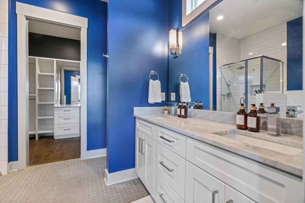 King Bed, Balcony, Covered Patio & Firepit! 8 Minutes From Broadway Νάσβιλ Εξωτερικό φωτογραφία