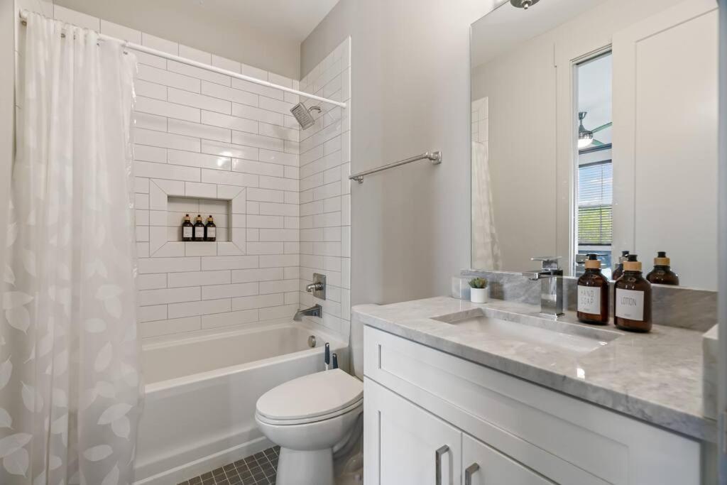 King Bed, Balcony, Covered Patio & Firepit! 8 Minutes From Broadway Νάσβιλ Εξωτερικό φωτογραφία
