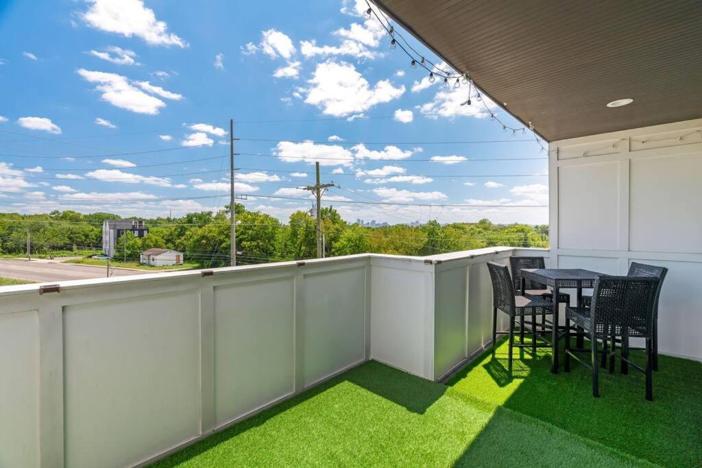 King Bed, Balcony, Covered Patio & Firepit! 8 Minutes From Broadway Νάσβιλ Εξωτερικό φωτογραφία