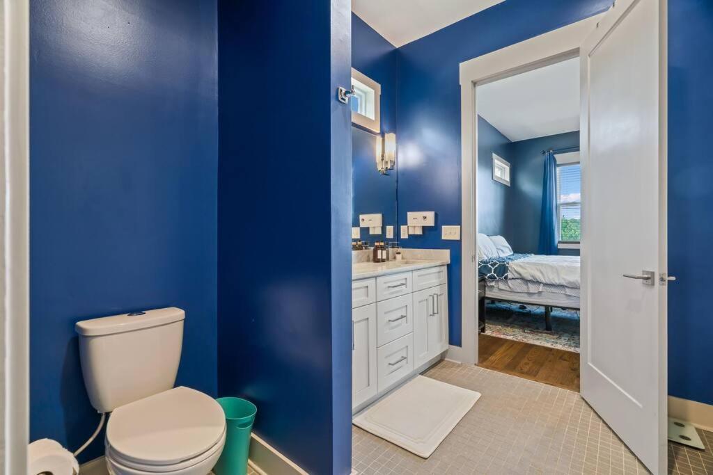 King Bed, Balcony, Covered Patio & Firepit! 8 Minutes From Broadway Νάσβιλ Εξωτερικό φωτογραφία
