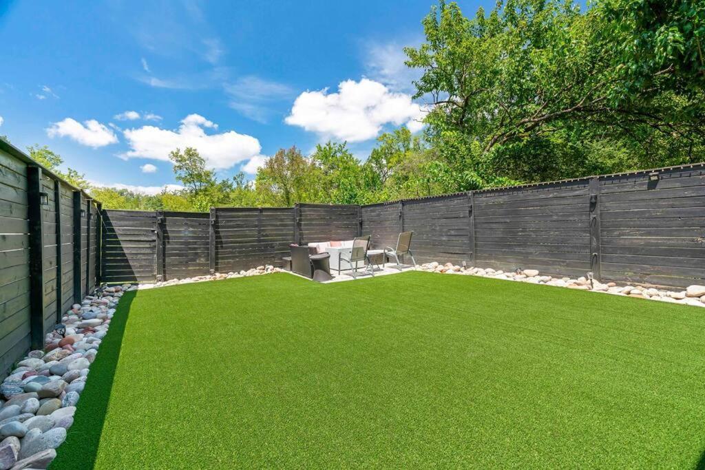 King Bed, Balcony, Covered Patio & Firepit! 8 Minutes From Broadway Νάσβιλ Εξωτερικό φωτογραφία