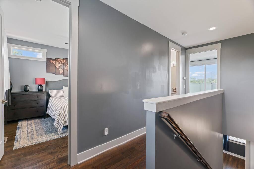 King Bed, Balcony, Covered Patio & Firepit! 8 Minutes From Broadway Νάσβιλ Εξωτερικό φωτογραφία