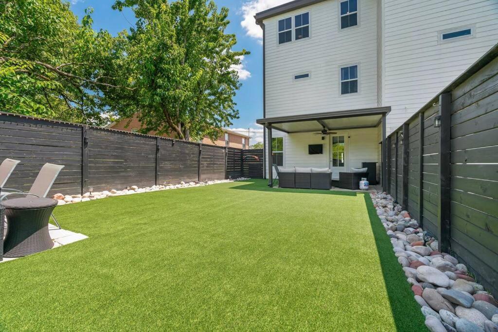 King Bed, Balcony, Covered Patio & Firepit! 8 Minutes From Broadway Νάσβιλ Εξωτερικό φωτογραφία