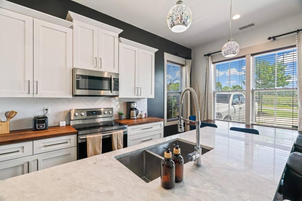 King Bed, Balcony, Covered Patio & Firepit! 8 Minutes From Broadway Νάσβιλ Εξωτερικό φωτογραφία