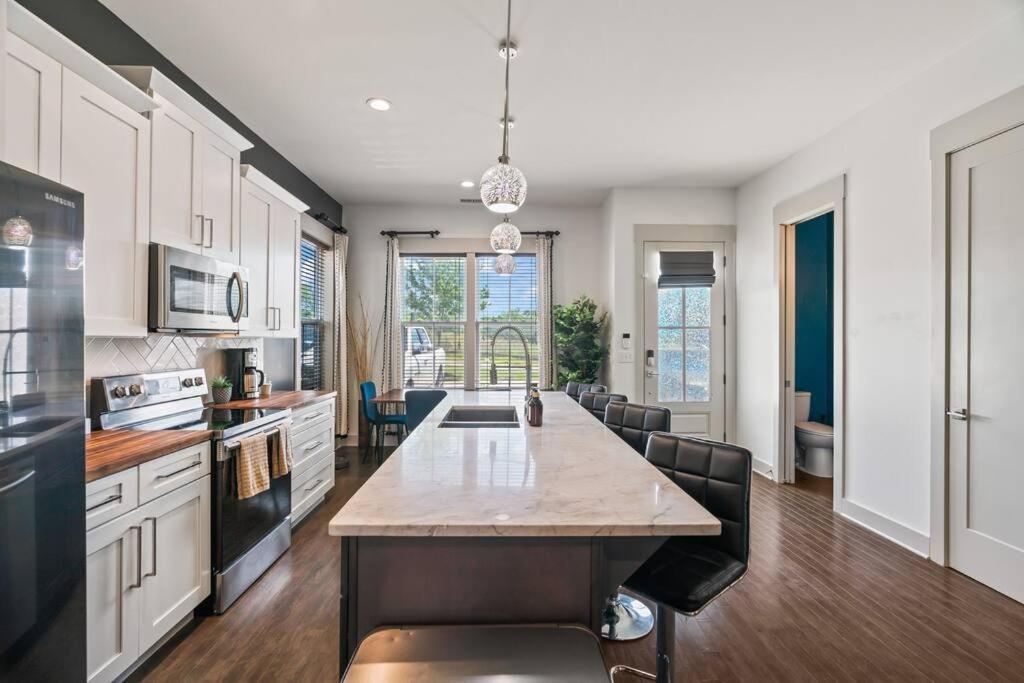 King Bed, Balcony, Covered Patio & Firepit! 8 Minutes From Broadway Νάσβιλ Εξωτερικό φωτογραφία