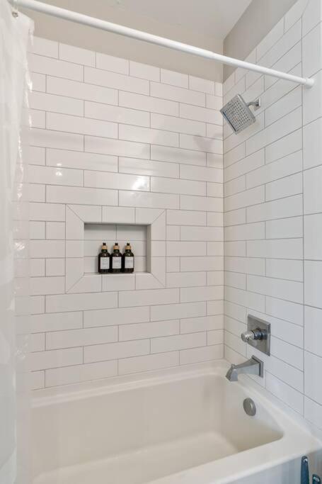 King Bed, Balcony, Covered Patio & Firepit! 8 Minutes From Broadway Νάσβιλ Εξωτερικό φωτογραφία