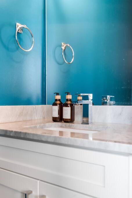 King Bed, Balcony, Covered Patio & Firepit! 8 Minutes From Broadway Νάσβιλ Εξωτερικό φωτογραφία
