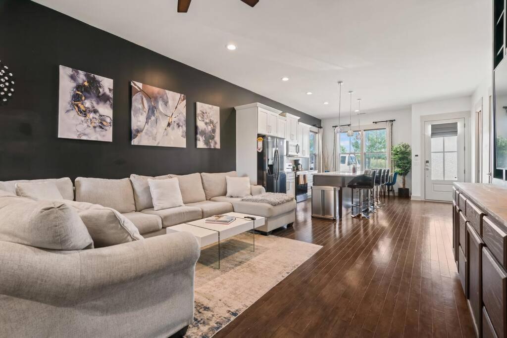 King Bed, Balcony, Covered Patio & Firepit! 8 Minutes From Broadway Νάσβιλ Εξωτερικό φωτογραφία