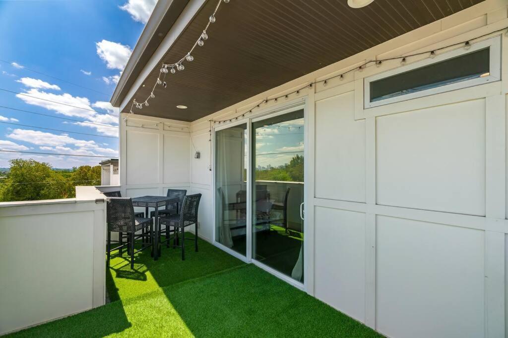 King Bed, Balcony, Covered Patio & Firepit! 8 Minutes From Broadway Νάσβιλ Εξωτερικό φωτογραφία