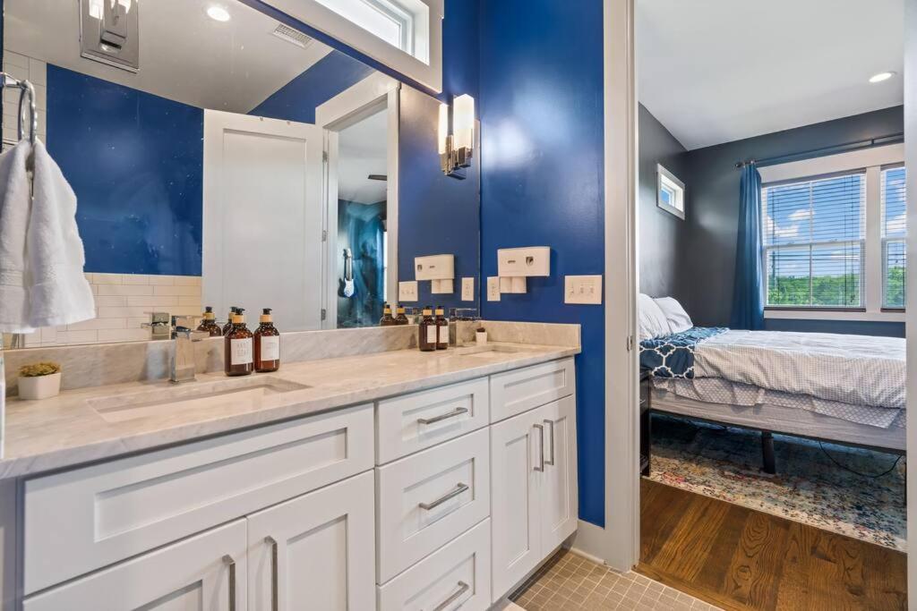 King Bed, Balcony, Covered Patio & Firepit! 8 Minutes From Broadway Νάσβιλ Εξωτερικό φωτογραφία