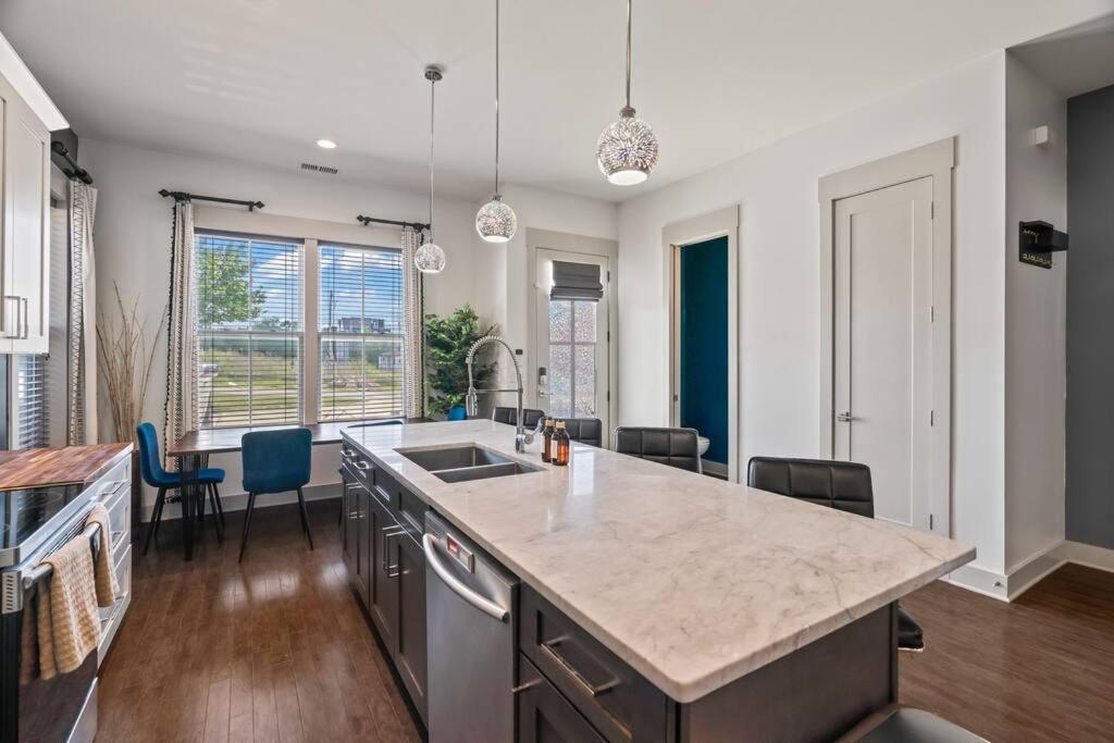 King Bed, Balcony, Covered Patio & Firepit! 8 Minutes From Broadway Νάσβιλ Εξωτερικό φωτογραφία