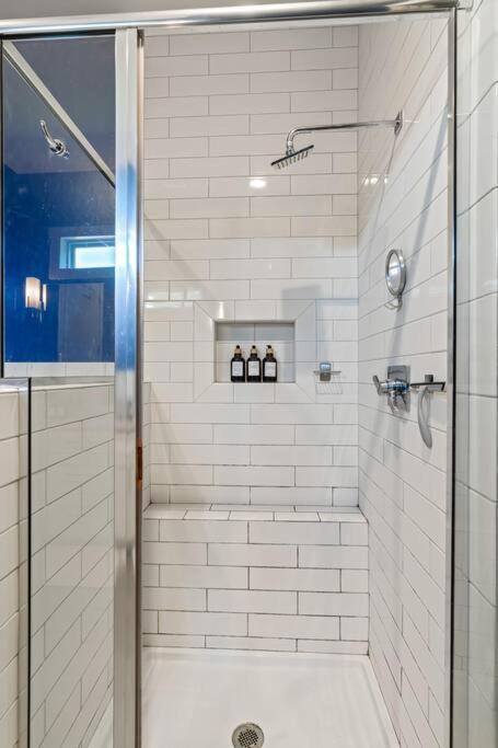 King Bed, Balcony, Covered Patio & Firepit! 8 Minutes From Broadway Νάσβιλ Εξωτερικό φωτογραφία