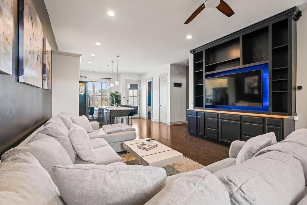 King Bed, Balcony, Covered Patio & Firepit! 8 Minutes From Broadway Νάσβιλ Εξωτερικό φωτογραφία