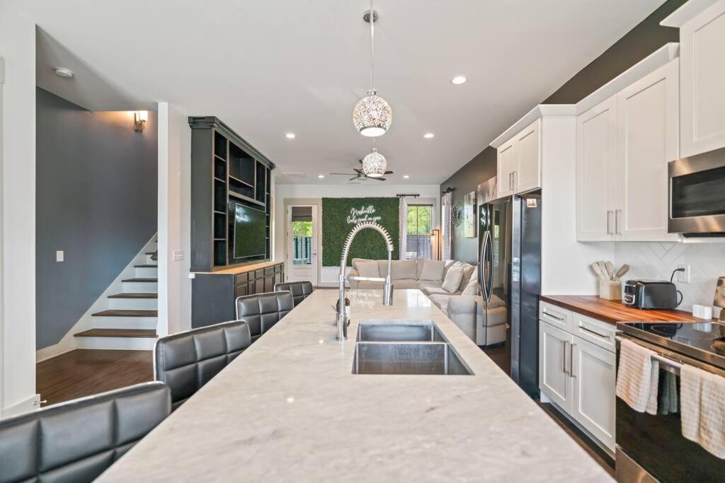 King Bed, Balcony, Covered Patio & Firepit! 8 Minutes From Broadway Νάσβιλ Εξωτερικό φωτογραφία