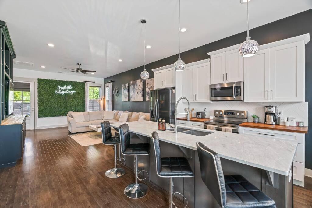 King Bed, Balcony, Covered Patio & Firepit! 8 Minutes From Broadway Νάσβιλ Εξωτερικό φωτογραφία