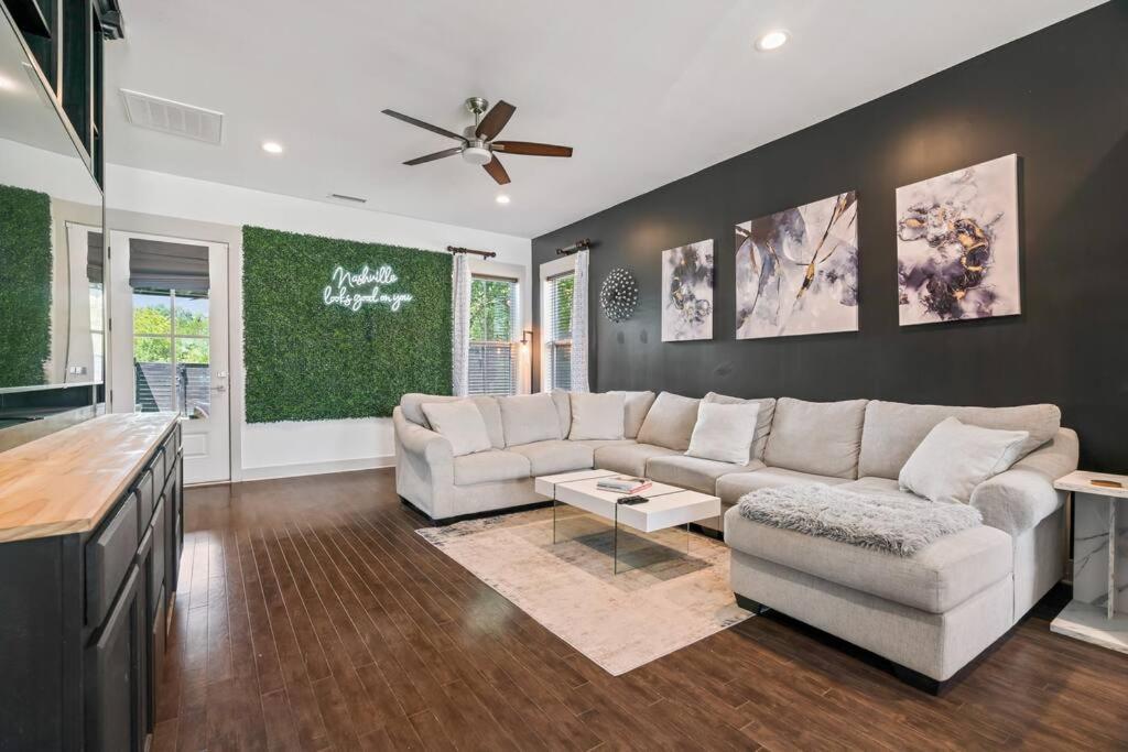 King Bed, Balcony, Covered Patio & Firepit! 8 Minutes From Broadway Νάσβιλ Εξωτερικό φωτογραφία